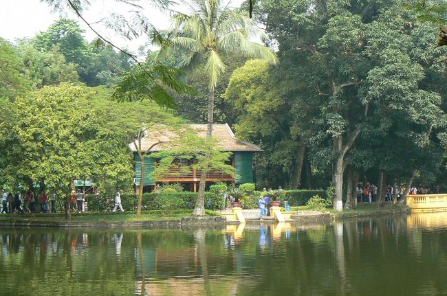 ホーチミン廟の前に大きな敷地があって観光客が集まっていた。外観写真を撮ってホーチミンの家の方へ移動。<br /><br />入口に切符売り場のようなものはあったけど、見ているとそのまま入って行く人の方が多かったのでそのまま行くと入口のオジサンに「切符を買え！」と言われる。ベトナム国民はタダなの？２５万ドン。ホーチミンの暮らした小さな家を見るためにたくさんの人が並んで待つ。見るのはあっという間に終わるのに、私には並んで見るほどの価値もわからず、ここに一人で住むのはちょっと勘弁ですよ〜。寂しすぎますって・・・。