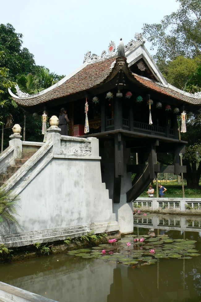 裏から出ると、ホーチミン博物館があり、見逃しそうな所に一柱寺がありました。とてもきれいに蓮の花が咲いていて、日本の蓮とは違う形にしばらく見とれていました。