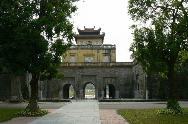 そこから地図で見ると割りと近くにタンロン遺跡があったので歩いてみることに・・・。ここからまたラビリンスです。大きい道路だからわかるはずと思っていたのに、行ったり来たりしながらようやく地図に書いてある場所に来ましたが、全くそれらしい建造物がありません。<br /><br />近くにいたオジサンに英語で話しかけたら、なんだかあっちへ行け、のように言われたので、その場にいた若いベトナム女性のグループに聞いてみました。