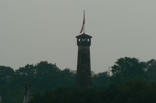 「タンロン」と言ってもまるでわかってもらえず「スペルを書け！」と言われると私が書けず、電子辞書を持っていたことに気がついて、「世界遺産」と英語で出してみると「あ〜〜。」とうなずいてくれました。でも「右?左?」って聞くと、一人が右で一人は左・・・（汗）。<br /><br />「とにかくこの道をまっすぐ行ってね！！」のように言ってくれて、とても親身になってもらいうれしかった。結局左側にあったけど、とてもわかりにくい。世界遺産？？って位観光客が少ない。結婚写真の撮影中が一組いたくらいで観光バスもいないし、私的には<br />のんびりゆっくり見て周れて良かったけど・・・。るるぶの地図は間違っていますよ（怒）！！