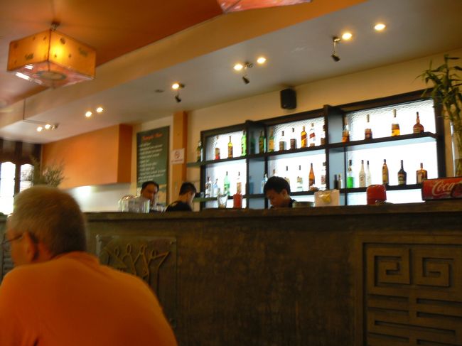 １１：３０をまわり疲れてきたので早めのランチと思い、カフェとか探したけど、地図があまりにもアバウトで書いてある場所には無い！！また散々歩いてなんとか文廟付近に来てガイドブックにあった「KOTO」に入る。<br /><br />ほとんど西洋人。「満席だから20分位後でまた来てください。」ってお店のお兄さんに言われたけど、「すごい疲れているからここで待ってもいい？」って言って待たせてもらうことにする。