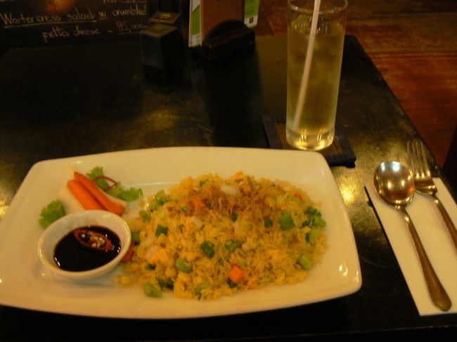 ここはＮＰＯ運営カフェ・レストラン。ここの店員さんは若くてとても感じのいい人ばかり。ハノイに来て初めて感じのいい人に会った気がする。<br /><br />しばらくして案内された2階はフカフカしたソファ席。4人がけくらいを一人で独占。頼んだのはチャーハンとジャスミン茶。料理も美味しい。特にチャーハンに添えてあった人参と大根のピクルス？が美味しかった。