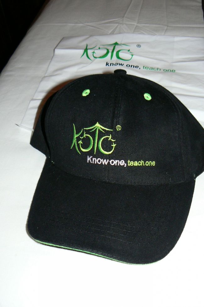 ここにあったキャップがなかなか素敵だったので思わず買ってしまう。さっき大柄の西洋人がＴシャツを買っていたのでＴシャツもちょっと迷ったけど、まだ2日目で、カードが無い分現金を持っておかなくては・・・。食事+キャップなのに１０ドル。安くて感激！！<br /><br />帰るときも気さくに「料理はどうだった？」みたいに声をかけてくれて、ハノイで初めて満面の笑みで「Very Good!」って言えた。相手が笑顔で言ってくれるとこちらも自然と笑顔になれる・・・うれしかった！！