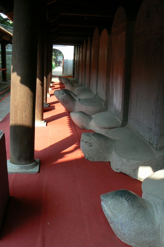 さて、快適な冷房が効いた店からまたちょっと蒸し暑い外へ。文廟は目の前。ここはベトナム人が多かったかな。アオザイのお嬢様たちがたくさんいました。それぞれ顔が違う愛嬌たっぷりの亀さん達を見て中をひとまわりしてくるだけで1万ドンです。私のように「孔子って？」と言う人にはあまり意味もありませんが、観光ですから・・・。