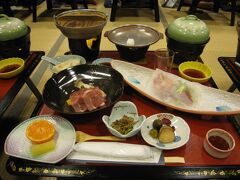 1日目（プラザホテル山麓荘：夕食）

半日フルにスキーを楽しむ予定が…
スキー場内で奥さんが後ろから追突され…
幸い、大きな怪我はなかったものの、ウェアーは破れてしまうわ、
おしりを打撲して、その日は奥さんはリタイア。

チビと二人で滑りましたが、なんともなーという感じ。
最終まで滑って宿へ戻り温泉に入った後の夕食です。

写真は大人の夕食です。

【宿泊情報】
プラザホテル山麓荘