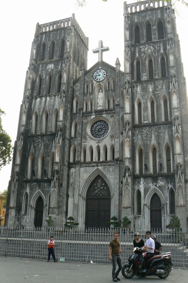 次はハノイ大教会までまた歩きました。タクシー代も節約。歩いたお蔭で行きたかった「イパニマ」を発見。早速店内へ入ると日本人と中国人が買い物をたくさんしていました。私はとりあえず見ただけで出ることに・・・。日本に帰る前にもう一度来られら・・・。<br /><br />ハノイ大教会に着いた頃ちょうど西日で写真がキレイに取れませんでした。