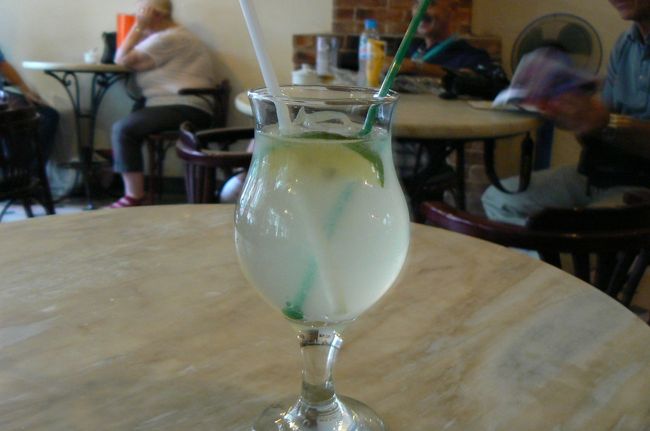 ハノイでもオシャレなショップが並ぶこのあたりをしばらく見て周るけど、現金が少ないと思うだけで、なんだか買い物できず・・・疲れてきてモカ・カフェに入る。隣の日本人女性二人は夕方なのに食事をしている。夕飯どうするんだろう？って余計なお世話。<br /><br />レモンジュース（59000ドン）にする。すっぱくて美味しい！！のどが渇いていてすぐ飲み終わっちゃったけど・・・。ここも西洋人が多かったです。初め米ドルで払いたいっていったら「5ドル。」って言われて「高い!!」と思ったのでベトナムドンにして良かった。