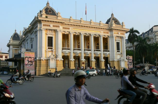 近くにあったマッサージの店ヴァンスアンに行き足マッサージ７０分を頼む。部屋に入るとすぐ４つのソファがあり、日本人カップルが施術中。まずはハーフパンツに履き替える。<br /><br />最初、足湯。そこに足を入れるとソファと反対のイスに腰かけてもうマッサージ開始。肩、頭、顔、背中から腰まで来たらソファ側に座らせられ、今度は手。足マッサージではなくほぼ全身マッサージだ。全身マッサージを選ぶと衣服を脱ぎ、足マッサージの人は脱がないの違い？手も足もとても入念。足のマッサージが終わって足を洗ってくれて終了かと思ったら、うつ伏せになってまた背中から腰、お尻、太ももまでもんでくれる。70分休む間もなく黙々とマッサージし続ける彼に本当に感動。こんなに至れり尽くせりでたったの６ドル。彼にチップを渡したけど、きっと薄給なんだろうなぁ〜。<br /><br />写真はオペラハウスです。（マッサージ店の写真が無いので）