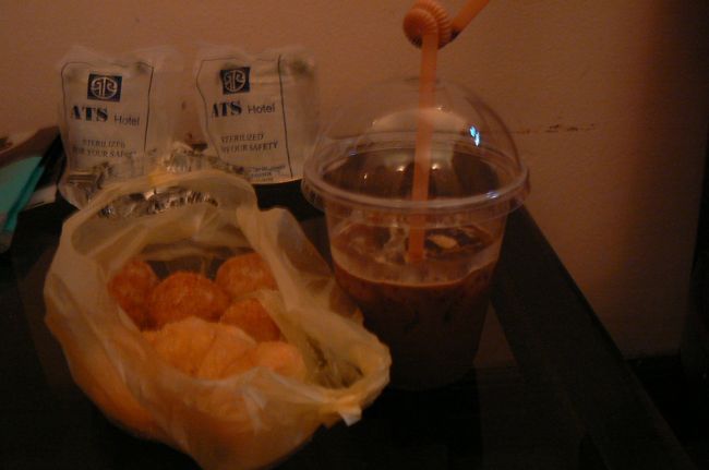 足取り軽く気分が良い！ホテルに帰る途中レストランを探すつもりでリュックから地図を出していると、さっと女性が「ドーナツを買ってください。」って。「え〜私お金ないのよ！」と言ったけど、「私はボロを着ています。」って破れた服を見せられるし、「１ドル分だけね。」って言うと「２ドルで・・・。」って・・・これも何かの縁なの？ってドーナツを持ち帰りそれが夕食。<br /><br />帰りにカフェで『cofee with milk』をテイクアウト。4.1万ドンは高かったけど、レジの女性は臨月かな？大きいお腹をかかえて愛らしい人でした。（無事生まれていますように。）これこそがベトナムコーヒー。コンデンスミルクが甘い・・・（汗）。<br /><br />ドーナツは脂っこくて美味しいとは言えなかったけど、中のいもあんは良かった。昨日がひどい一日だったから今日は無事に終わって良かった。マッサージで気持ちも良くなり少し元気も出てきたみたい。