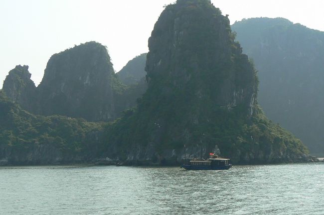 ８：１５〜８：４５にホテルにピックアップと言われていたので、８：１０にはロビーにいた。でも、来る気配はない。ホテルのフロントの人が旅行会社に電話をしてくれたけど、ベトナム語で話してて、ただ「待ってろ。」と・・・。<br /><br />８：５０にも来ないからもう一度ホテルの人が電話をしてくれたら、またベトナム語でしゃべった後、「ポリスが〜云々。待ってて。」ポリスの後が何て言ったかわからず不安になる。やっと9時過ぎに来る。「心配でした。」って言ったらガイドさんが「大丈夫、電話番号も書いてあったでしょ？」みたいに・・・そう言う問題じゃないって・・・。