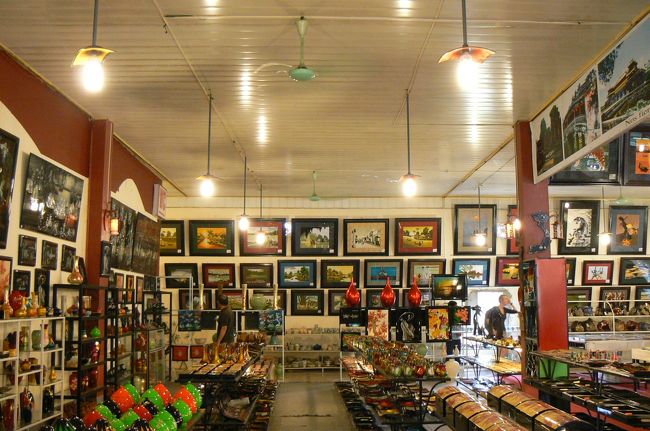 どうやら、事故があってバスは遅れた様子。遅れを取り戻さんばかりに飛ばす。<br /><br />ガイドさんが自己紹介して面白おかしくお話をしてくれている様子なんだけど乗客の人はノリが悪い。多分英語か日本語かのツアーで英語を選択したからなのか多国籍だからなのか・・・。私の隣は中国人。タブレットでゲームしてた？<br /><br />ガイドさんが「今日のフライトに乗る人は？」って聞くと韓国の人が「Yes.」って。私は万が一って考えちゃうから帰る日にツアー参加はできないなぁ。<br /><br />途中お土産物やさんでトイレ休憩。この時なんか買っとけば良かった〜って後の祭りでした。