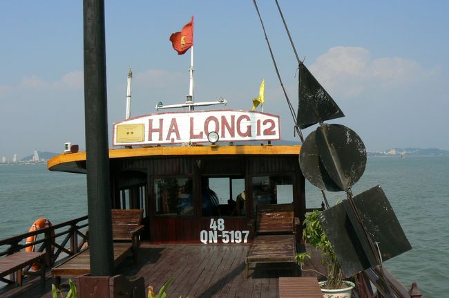 順調な飛ばし具合で１２：３０ハロン湾到着。ボートに乗る前に名簿のようなものを書くときがあって、その時二人の中年アジア女性から「あなたの席ってひどいわよね！！」って補助席にいた私に同情してくれたんだけど、英語で何も答えられず・・・そしたら二人でコソコソ、「彼女は英語がわからないみたいね。」って。「英語できるの？」ってあからさまに聞かれ、「少し。」とか弱々しく答えた私。英語をもっと勉強しておけば・・・なんどこの後悔をしたかしら？