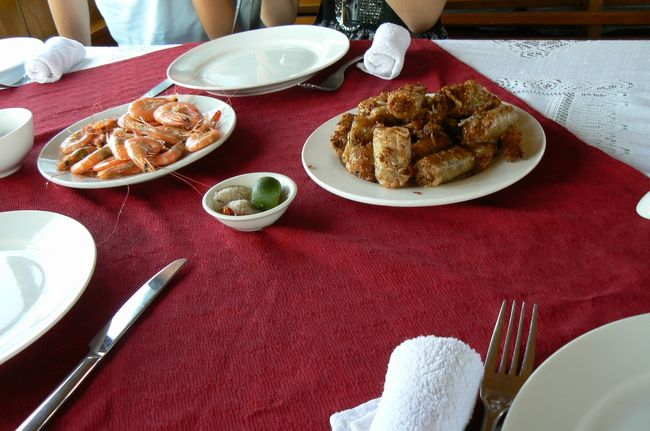 乗船してすぐランチ。私は一人なので仕方なくも中国人2カップルの所へ相席。乗ってみて半分が日本語ガイドツアーの人たちだってわかりちょっと安心。そっちのガイドさんの話すのをずっと聞いていた。ラッキー！！<br /><br />食事は美味しいとも十分とも言えない。揚げ春巻き、蒸し海老、カモの卵焼き、キャベツの炒め物、ご飯（最初に出して欲しかった。）、野菜とさつま揚げ？の炒め物がメニュー。私など2カップルに遠慮してあまり食べられなかった。それにドリンクは別料金。お金よりトイレが近くなるから止めとく。食べ終わって少し写真を取ったらもう鍾乳洞の所に到着。