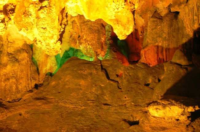 結構階段の上り下りもあるし、中も広い。所々がいろんな色でライトアップされており、思ったよりきれいだった。<br /><br />食事中バスの面子を観察する。さっきの中年女性たちはシンガポールの2夫婦。一人の人が旦那様を「スティーブン」って大声で呼ぶのでツアー参加者の中で彼の名前だけ覚えてしまった。それと韓国人カップル。ベトナム人ファミリー。アメリカ人？男性一人。バンクーバーというＴシャツを着た白人中年男性+大柄な黒人男性。相席の中国人２カップル。それと若いアジア人男性と白人女性のカップル。このアジア人はいかにもチャラ男。自慢なんだろうなぁ〜彼女が・・・。悪いけど好きになれないタイプ。