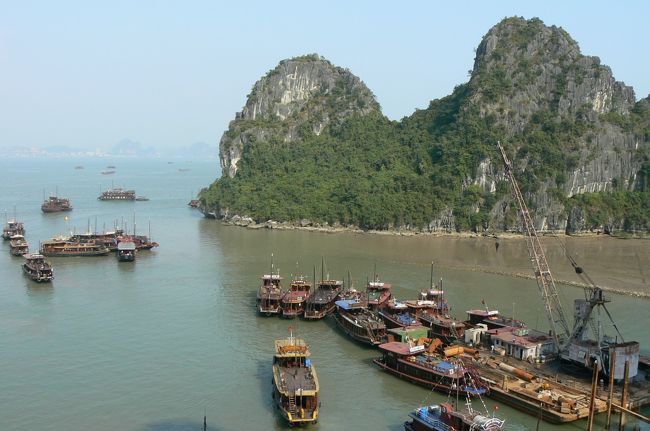 無事に鍾乳洞を見て周り船へ戻る時もお菓子とかバナナとか売っていたけど、その時は必要に迫られていなかったから・・・。<br /><br />そこからまた船に乗って今度は小さな船着場に行って、カヤックか小さな手漕ぎボートかモーターボートをするアクティビティー。別にそのまま船に乗っている人もいた。私は二度と来ないと思ったからモーターボートって言うと、出払っていたのか手漕ぎボートになる。