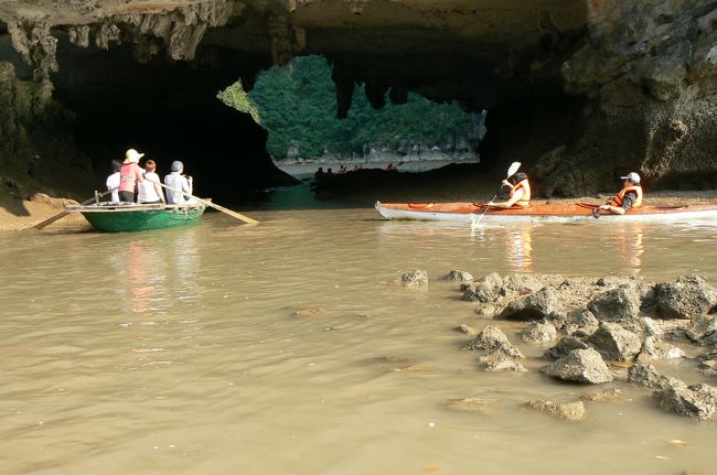 他に同じ船の日本人ツアー客二人と一緒に乗る。関西弁だから関西の人？でも、話具合から夫婦じゃなさそう・・・って詮索はご法度。<br /><br />モーターボートは5ドルで手漕ぎボートは7ドル。モーターボートって頼んだからか5ドルで済んだ。手漕ぎボートはオススメですね。ゆっくり風を切って走るし、自分は疲れないし・・・。シンガポール夫婦はカヤックでかなりはしゃいでいました。<br /><br />「スティーブン」・・・私もちょっと呼んでみたくなりました（笑）。