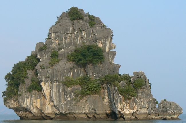 ３：３０頃そこを出てまたハロン湾を周ります。「闘う鳥」とか「ゴリラ岩」とか・・・自然が作ったものですが、とても面白かったし、海の色が汚いと言う人もいるけど、夕陽に浮かぶ船の姿とかも良かったです。<br /><br />この写真私のお気に入りです。本当にゴリラが座っている感じがしませんか？ここは人に薦めたい場所ですね。