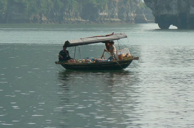 4時頃港に戻り、今度はいま船に乗っていた全員が同じバスに乗ることに。私は今度は補助席に座るまいと後ろの座席にしかと腰を下ろしました。やった！！ここまでは良かったのです。ここからがまた悲劇の幕開け。<br /><br />お隣にかわいらしい日本人女性が座り、後はホテルに帰るのみ。そう思っていました。皆疲れていたからバスに乗って割とすぐに眠り始めました。それからなんだかバスが止まって動かなくなった感じがして・・・。<br /><br />ざわざわ・・・渋滞？それにしても動きません。しばらく留まることになり、1車線のはずがいつの間にか2車線になり、そのうち隣に車がいないと3車線になり、歩道をも車が走る非常事態！！