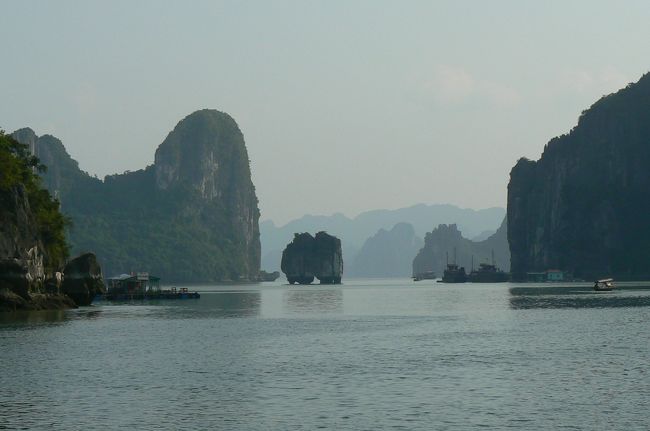 「また事故？？？」朝といい今といい何で今日なの？もちろん休憩などありませんし、食べ物もなく、「お腹すいた〜。」なんて聞こえたり・・・。そう韓国人の方は携帯で電話しまくり、でもどうやら明日の朝の便を予約できた模様。ガイドさんもびっくりな手際よさでした。<br /><br />彼女とも少しお話をしてみると、転職するので今思い切って2週間のベトナム・カンボジア旅行をしているのだと・・・ハノイが最後だという話。その最後がこれだとは・・・（哀）。