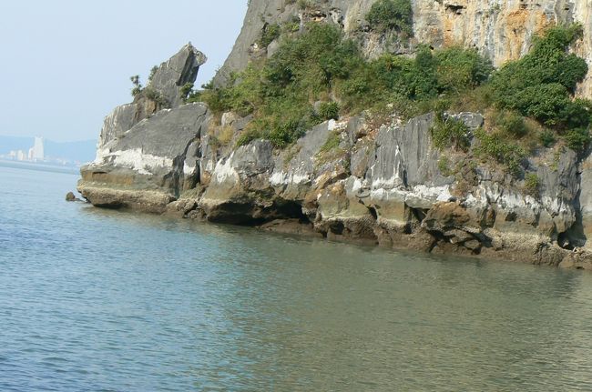 バスは7時をまわっても進んだ感じもなく、途中止まった所でバスを降りてみるとガイドさんが、「男性はとても簡単、林に向かってしてください。」みたいに言っている。<br /><br />もう一人の若い日本人女性が「ガイドさんが女性もこの先いつできるかわからないから奥の草むらでしてくるように。」って言っていたと・・・。「え〜〜！！」（絶句）まさか、しかも外国でどうして？なんて言っている場合でもなく、バスで行きたくなったらアウト！3人連れ立って奥の草むらに行ったものの、奥の暗がりから人が出てきたりビクビクしながらしゃがんだけど、あまり緊張すると出ないもの。何度トホホな体験をすればいいんだろう。もう誰か後ろを通ったかも？仕方ないよね〜この状況下で選択肢は無かったと思おう。