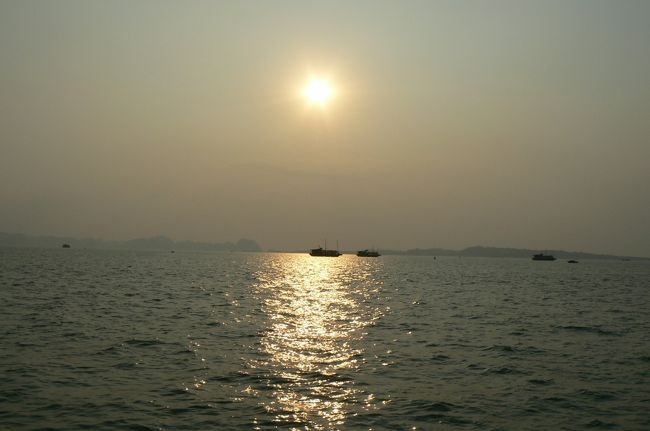 それからもチンタラバスは走り、やっと事故現場到着。散乱した部品の山。トラックもひどい姿。「ガイドさんがようやく通り越しました。ここから約2時間です。」と言った時はのけぞりそうになりました。<br /><br />私は2番目に下りたのでまだましだったかもしれませんが、11時を過ぎておりお腹がペコペコなのに開いている店が無い！！