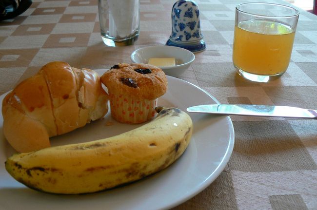 14日（月）<br />昨日の悪夢が体を重だるくしていて起きられず・・・７：３０ようやくシャワーをした。また、ホテルの朝ごはん。クロワッサンの形だけど普通のパンとスポンジケーキ（パサパサしてた）、バナナ1本。今日のジュースはマンゴー？加糖な感じ。コーヒー飲んで〆る。