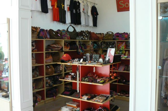 ホテルの１階のお土産やさんが開いていてかわいいポシェットが気になったけどあきらめ、とりあえず荷物を取ってきてホテルをチェックアウト。電話代がかかるとはわかっていたけど、１回はコレクトコールだと言ったのに「３回分払え！」と一点張り。１７ドルだって貴重。猛烈に「これはコレクトコール！！」と言い張り、フロントの人が「じゃ待ってて・・・。」とあちこちに電話し始める。結局「わかった。」と言ってくれたけど私がおとなしく払っていたら１７ドルはどうなった訳？？