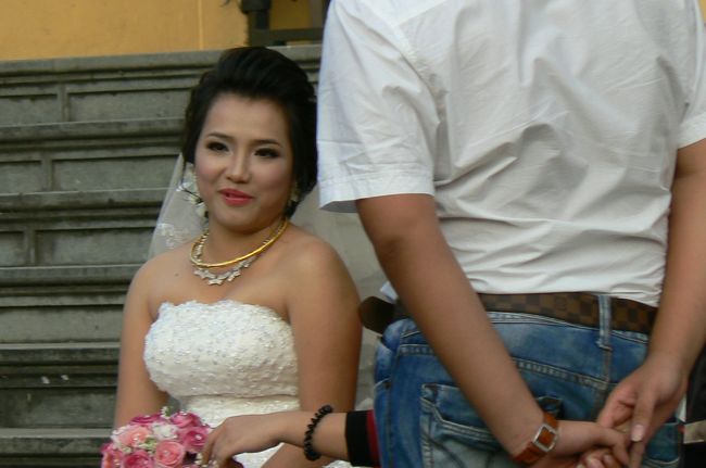 ホアンキエム湖へ来てオレンジジュースを買い休憩。あまり飲みたいっていうジュースが無かった（どれも甘そう）。<br /><br />月曜だと言うのに湖畔は結婚写真を撮る花嫁、花婿多し。湖畔で化粧からお着替えまでする。見物していると面白い。どの花嫁さんもケバイ！！ナチュラル思考はないご様子でした。