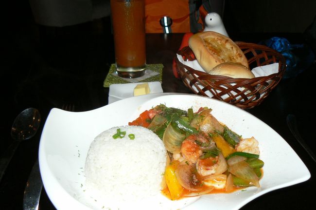 スリに遭った例の交差点を苦々しい思いで通り過ぎ、「リトル・ハノイ」を探したけど見当たらない。なんとか「グリーン・マンゴー」と言う店をみつけ入ることにする。１：３０だからかお客は少ない。ドアを開けてくれる人がいた。<br /><br />ちょっと照明が暗いけど、店員さんも感じが良いし、ハノイフードではないけど、洋食としては悪くないと思う。キャロットジュースはイマイチだったのでオススメしないけど、甘辛くいためた野菜と海老＆ライスは美味しく頂きました。サービス?で付いたパンがやわらかくてとても美味しかったので完食。