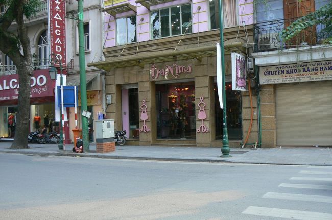 お腹も一杯になったので、街中で最後のお買い物に出かける。ハン・ホム通りにベトナム雑貨の店があったので一軒に入り安い（2ドル）巾着２枚と温かそうなマフラー（10ドル）を買う。<br /><br />それから雑誌に載っていたサパとかハノイモーメントに入ったけど、お客さんが全くいないし、ピンと来るものもなくて出てくる。<br /><br />もう一度イパニマに行く。ダメもとで「日本円で買えますか？」って聞くと「ＯＫ！」というので、旅の記念にバッグを1つ買う。良かった！！うれしい〜〜（笑）。でも日本円が使えるって言われた時すごく気が大きくなって、危ない！危ない！！