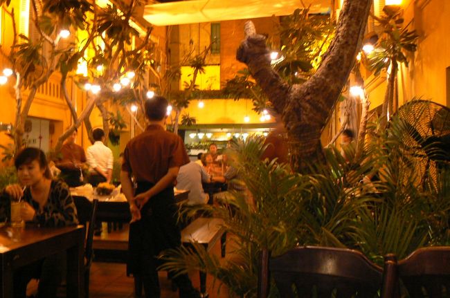 そのままハノイで最後の晩餐を取るべく『Nha Hang Ngon』に向かう。ここは絶対に行こうと思っていた屋台風のベトナム家庭料理の店。ホテルに近かったし、最後はベトナム料理で〆ないと・・・。<br /><br />バイン・セオとパイナップルジュースを頼む。一人客は相席は覚悟、それは仕方ない！雰囲気も良いし、店員さんも親切だった。初めてライスペーパーで食べるベトナム風お好みきはもやしたっぷりでヘルシーだし味も良かった。全部で8.3万ドンは安いと思う。