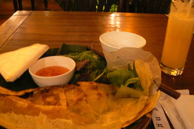 早めに帰るつもりが、結構時間がかかり急いでホテルに預けていたスーツケースに買物したものを詰め込みソファにヤレヤレと腰をかけたのが８：１０頃。８：２０にピックアップだったから間に合ってよかったけど、それからすぐ係員のタンさんが来た。<br /><br />他２ヶ所でピックアップをして空港へ。タンさんはなんとお客さんだった日本女性と来月結婚だそう。日本でベトナム料理店を持つのが夢で、今ベトナム料理の勉強中って言っており、私の夕食を食べたレストランのことも知っていたし、東京大好きって・・・。今頃彼女と一緒に夢を膨らませているんだろうなあ〜頑張って欲しいです！！