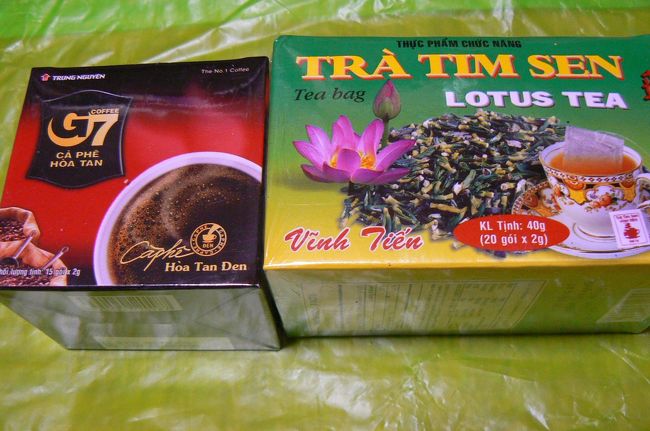 空港には早めに着いて長い列に並びチェックイン。時間がたっぷりあるので念入りに免税店を見る。やっぱり高い！！でも最後のお買い物だし残っているベトナムドンを使いたかったから〜。<br /><br />ここで買ったちゃんとベトナム産のジャスミン・グリーン・ティー（ティーバッグ５０包）を会社のお土産用に。このお茶２１万ドンで高かったけどとても美味しくて、もしまた行く事があったら是非買いたい！！<br /><br />ベトナムのお土産の定番はこちらの蓮茶ですが、味が想像できませんね。スーパーで１００円くらいで買えます。