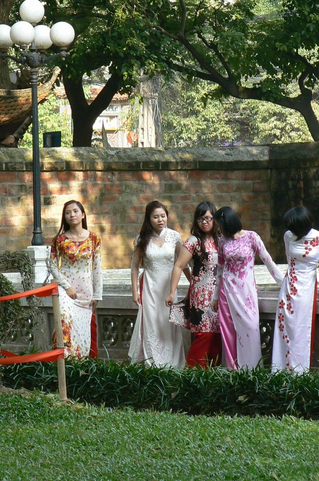 そろそろ搭乗開始だからと搭乗口へ行くと、あのハロン湾ツアーで会った女性と再会。あのあとどうだったかの話をして、彼女は屋台で食べられたと。お互いに戦友みたいな感じでしたね。<br /><br />タンさんが東京はとても便利って言っていたけど、本当に便利なことに気づくのは不便な所へ行って初めて実感するもの。ハノイはまだこれから発展する場所だけどあのバイクの洪水、排ガスの嵐、信号無い所を渡る大変さ・・・結構不便さは感じたし、私は住みたくはないな〜って思う。<br /><br />もし、スリに遭わないで、あのハロン湾事件がなかったら印象が違っていたのかもしれないけど・・・。いつも旅の終わりは「帰りたくない！」なんだけど、初めて帰りたかった気がする。異文化の香りを味わったということで・・・終了。<br />