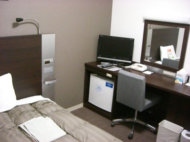 17時頃ようやくホテルに到着<br />この日泊まったのはJR奈良駅から徒歩3分位の所にあるコンフォートホテル奈良。<br />昨日泊まった神宮会館の10畳の部屋の感覚がまだ残っていたので最初はせまっ！と思ったのですが、慣れてくるとそんなに狭くないし（13?）ベッドは広いし、建物は新しいのでかなり快適に過ごせました。<br />朝食付きで1泊4500円はかなりお得！！（連泊したのですが翌日は1泊5000円でした）<br /><br />夕食はなかなか良い店が見つけられない＆無性にこってりとした物が食べたくなった為モスバーガー・・・。旅先でモスってどうなの！？と思いつつも本能に従ってみました。<br />