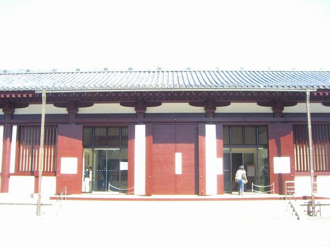 テンションダダ下がったものの、そのまま観光を続行。<br />敷地内にある国宝館を見る事に。<br />ここは元々写真撮影は禁止なのでカメラ壊れてたって関係ないもんね！<br />拝観料600円<br /><br />そして私のダダ下がっていたテンションは急浮上するのでした。<br /><br />『すごい・・・。』<br /><br />入ってすぐの木造仏頭に心奪われ、最後まで感動しきりでした。<br />どうやったら木からこんな物を作り出せるの？？？<br /><br />この後も仏像（しかも国宝級）は沢山見る事になるのですが、ここで見た物が一番感動しました。<br />この旅で初めて見た仏像で新鮮だったからでしょうかね？<br />いや、でも内容的にも人気の阿修羅像をはじめとする八部衆立像や木造千手観音菩薩立像など国宝わんさかで充実してましたけどね。<br /><br />とにかく奈良を訪れるなら一度はここに行ってみて！！とお勧めしたい場所となりました。