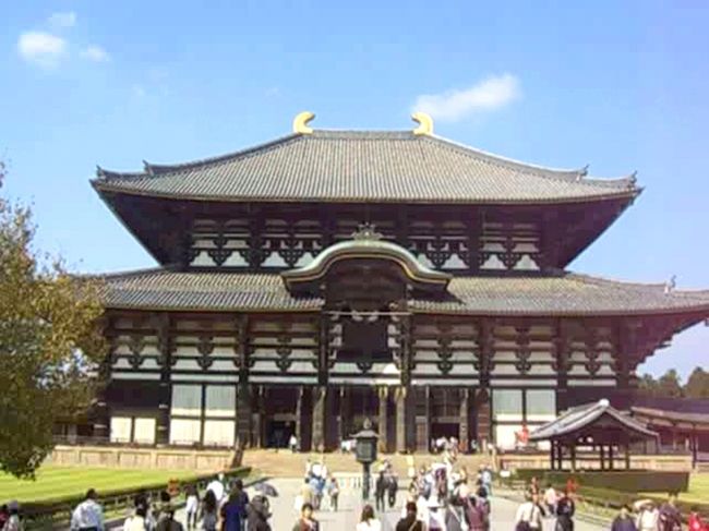 遂にやって来ました大仏殿！！<br />兎に角大きさに圧倒された中学生の頃の記憶そのまま。今見てもやっぱりデカイ！！<br /><br />現在のものは江戸時代の1709年に建造された三代目で以前の物より横幅が2/3に縮小されているんだとか。昔はもっと大きかったんですねー。<br />およそ1250年前にこんな大きな建物が出来ていたなんて。<br />昔の人達を侮るな！！って感じですよね。なんと言うか、今更ながらに文明は今を生きている私達だけのものじゃないんだなと思いました。