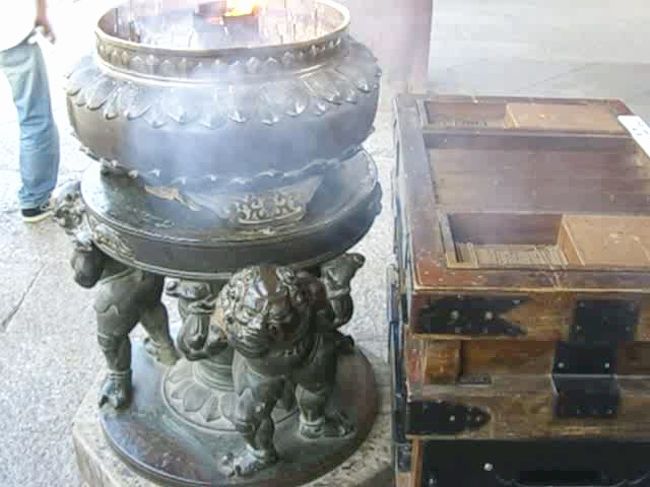大仏殿付近には二か所線香を焚く所があり、その線香台がちょっとユニーク。<br />鬼が罰として持たされている感じですよね。<br />先ほど興福寺の国宝館で見た「木造天燈鬼・龍燈鬼立像」を連想しました。<br />画像はこちら　→　http://www.kohfukuji.com/property/cultural/104.html<br /><br />ちなみに線香代は「お心持ち」<br />個人の太っ腹度が試されそうですが、私は10円〜20円を入れて1本焚いときました(^_^)