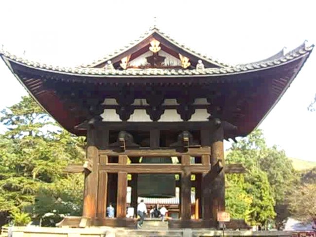 ひろーい境内を東に歩いて行くと鐘楼が見えて来ました。<br />写真じゃ分かり辛いかもですが、この鐘も相当大きいです。東大寺はホント、何もかもがBIGサイズだ！<br /><br />重さ26ｔもあるこの鐘の下を通っている時に『もし・・・』と考えたのは私だけじゃないはず。