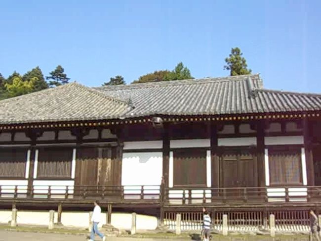 法華堂（三月堂）<br />何だかひじょーーーーに、地味な建物でそれと知らないと素通りしちゃいそうですが、これでも国宝です。<br />推定740〜747年の間に建てられた東大寺の現存最古の建物だそうです。