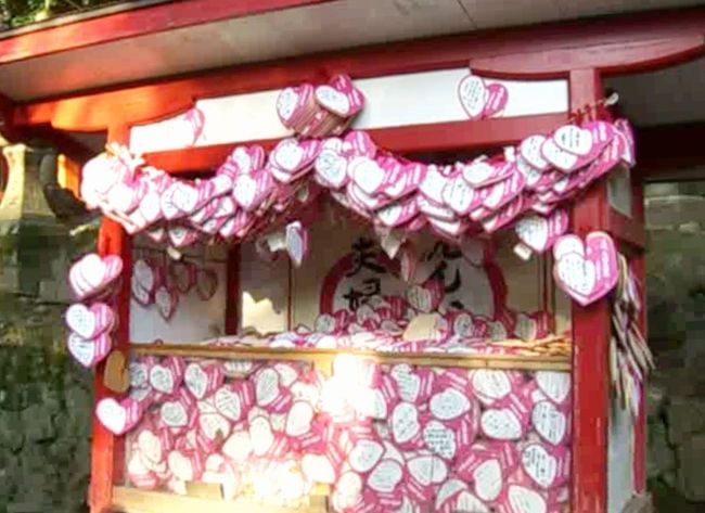 私が気になっていたのは第15番納札社の夫婦大國社(めおとだいこくしゃ)<br /><br />夫婦円満、良縁、福運守護の神様をおまつりするこちらにはラブリーなハート型の絵馬がありまして。<br />写真の様にバレンタインの屋台か！！って感じにびっしり奉納されておりました。