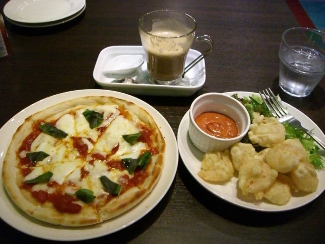 夕食は近鉄奈良駅付近をうろうろしてこじゃれたお店を発見！<br />オーストラリアをイメージしたカフェダイニング（だそうです）『Cafe　doodoo』に突入！<br /><br />お昼がヘルシー系だったので夜はこってり系がまたしても食べたくなりまして。ピザとエビのフリッターをチョイス。<br />客が私以外カップルが一組しかおらず何だか寂しかったけど味は美味しかったです。<br />写真分でお値段1750円。<br /><br />これで旅行3日目は終了。<br />一杯歩いたので疲れたぁーー。<br />ホテルに戻って足の手入れをして早々に眠りにつきました。<br /><br />この続きはこちら。<br />西ノ京編<br />　　↓<br />http://4travel.jp/traveler/tsutsuji/album/10665080/