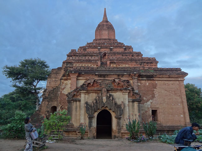 朝日を眺めたパヤー。<br />左側にいるのが案内してくれたおばさん。<br />この人の娘さんも出てきてお土産を売りに着ました。<br />お母さんは特徴が薄いですが<br />娘さんは完全にインド系の顔立ちでした。<br /><br />右側で歯をみがいてるのはここまでつれてきてくれたお兄さん。