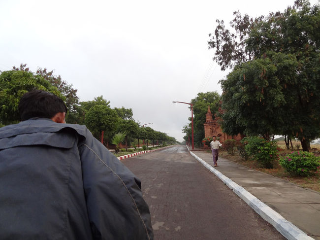 ホテルまで必死で自転車をこいでくれます。<br />パガンでは外国人をバイクタクシーに乗せることは<br />禁止されているそうです。