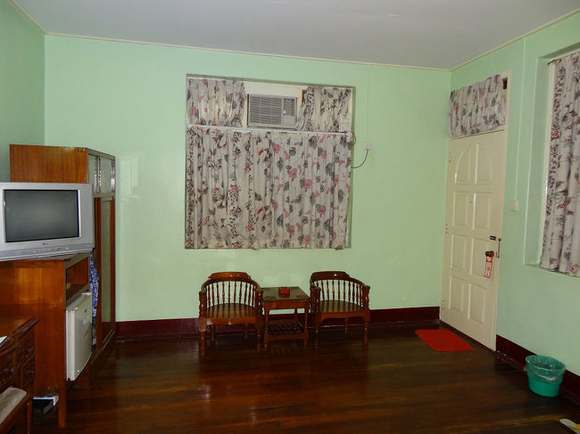 ホテルに戻って部屋の撮影。<br />ちなみに地球の歩き方には<br />ニャンウー最高級のホテルと書かれていました。<br />私は身の丈にあったホテルを選んだつもりなんですが。<br />ミャンマーの旅行会社G＆Gで1泊29ドルでした。