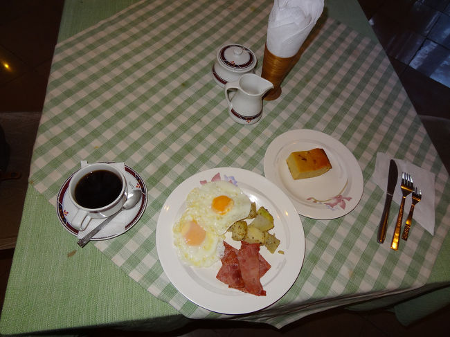 ホテルの朝食。<br />ビュッフェ式でしたが<br />種類は多くありません。