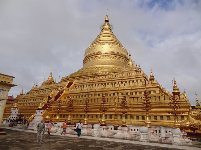 ニャンウーに１番近いシェージーゴンパヤーから見学です。<br />脱いだサンダルを持って歩きましたが<br />そんなことをしている人は誰もいませんでした。<br />適当な所で脱いでまた帰りにそこで履いて帰ればいいようでした。