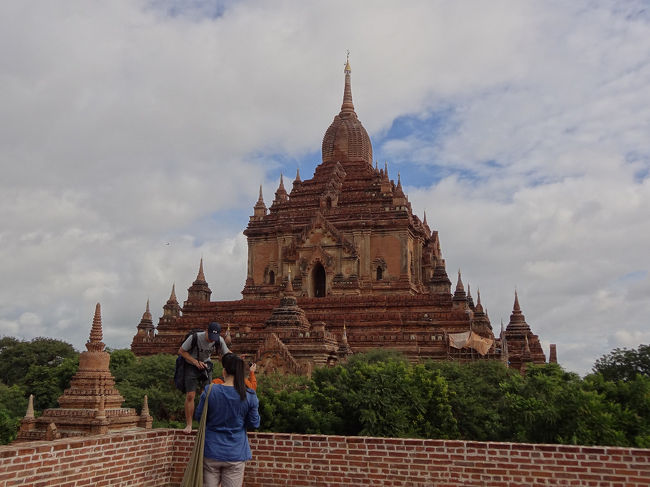 ティローミーの近くの廃墟？から。<br />ここまでお土産物売りのお姉さんに連れてこられて<br />押し売りされました。<br />絵はがき10枚で５，０００チャットだそうです。<br />高いし、そんなに要らないしと断っていました。