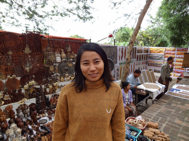 しかし結局２，０００チャットで買ってしまいました。<br />この子に買わされました。<br />確か大学生だと言っていました。<br />上手に英語を話していました。