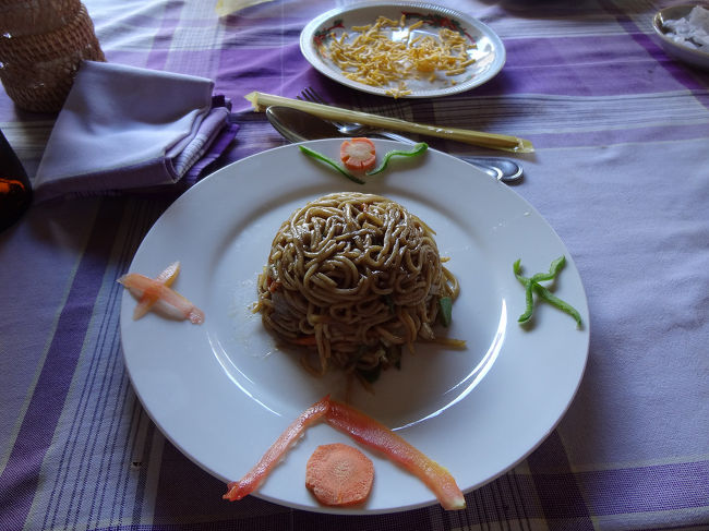 アーナンダパヤーの近くで昼食にしました。<br />途中で日本人の人と同じように移動したので<br />一緒に食事しました。<br />馬車のおじさんにはミャンマー料理の店を紹介されましたが<br />カレー料理だということで<br />別のお店に行きました。<br />私はカレーでもよかったのですが。<br />入ったお店はベジタリアンレストランで<br />フライドヌードルを注文しました。<br />出てきたのはこれ。<br />フライドヌードルをこの形にするって珍しいですよね。